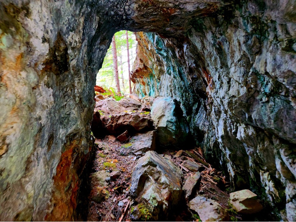 Photograph 5 – View from inside main Santana portal looking out.